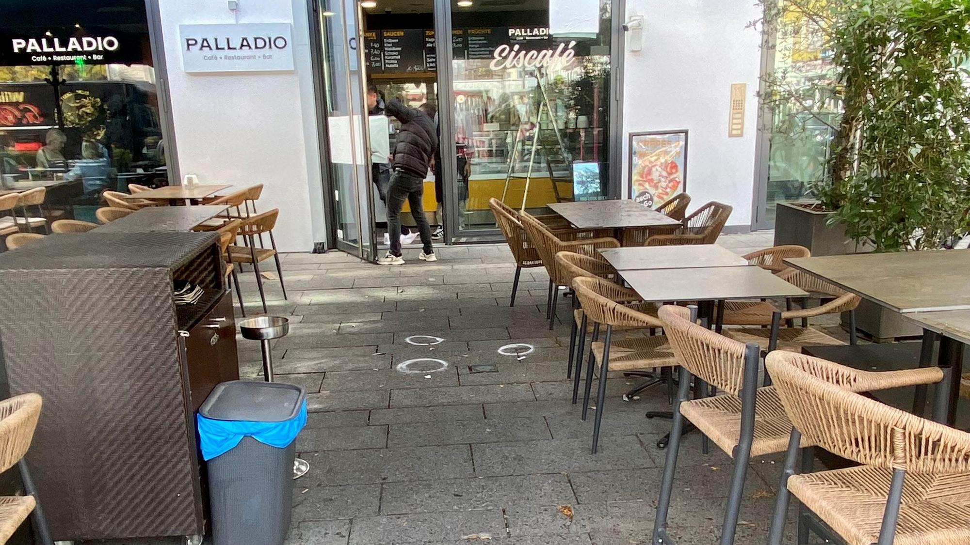 Die Polizei fand mehrere Einschusslöcher in der Glasfront eines Restaurants am Maternusplatz. Außerdem stellten sie Patronenhülsen sicher.
