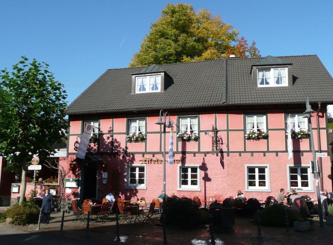 Im Restaurant „Eifeler Hof“ lassen wir die Tour bei regionaler Küche entspannt ausklingen.