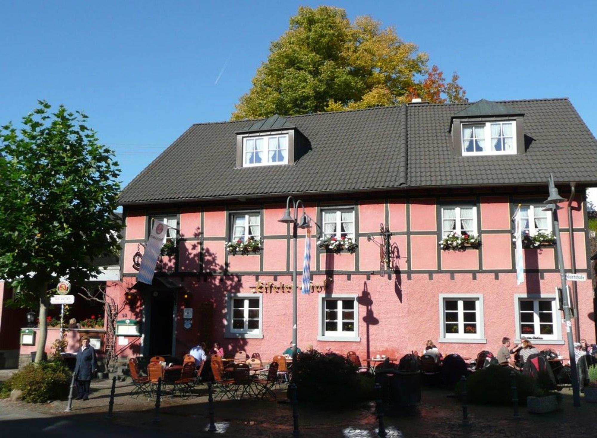 Im Restaurant „Eifeler Hof“ lassen wir die Tour bei regionaler Küche entspannt ausklingen.