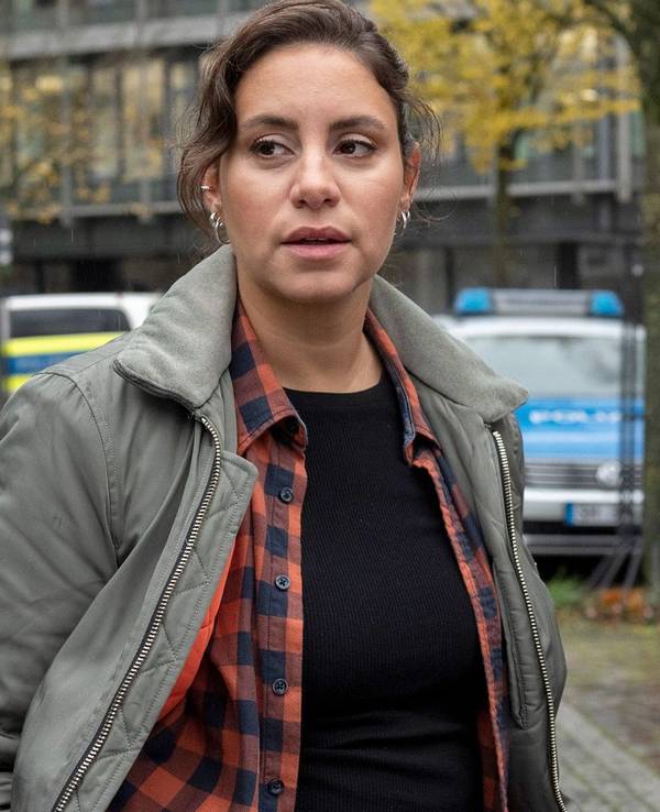 Nachdem Kriminalpsychologin Elli Krieger (Karoline Schuch, rechts) in Teil eins, „Tatort: Unter Freunden“ nur eine Randfigur war, steigt sie in Teil zwei, „Tatort: Unter Feinden“ zur vollwertigen Partnerin Mila Sahins (Almila Bagriacik) auf. (Bild: NDR/Thorsten Jander)