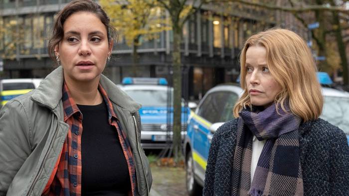 Nachdem Kriminalpsychologin Elli Krieger (Karoline Schuch, rechts) in Teil eins, „Tatort: Unter Freunden“ nur eine Randfigur war, steigt sie in Teil zwei, „Tatort: Unter Feinden“ zur vollwertigen Partnerin Mila Sahins (Almila Bagriacik) auf. (Bild: NDR/Thorsten Jander)