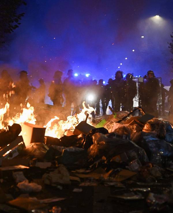 Polizisten stehen am 18. Oktober hinter einem Feuer in der Nähe der Place de la République im Zentrum von Paris.