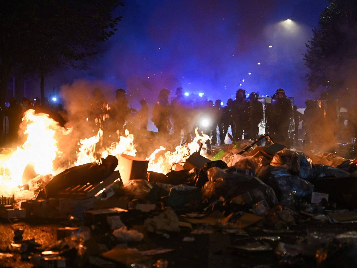 Polizisten stehen am 18. Oktober hinter einem Feuer in der Nähe der Place de la République im Zentrum von Paris.