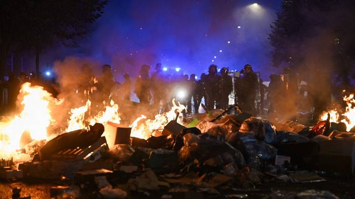 Polizisten stehen am 18. Oktober hinter einem Feuer in der Nähe der Place de la République im Zentrum von Paris.