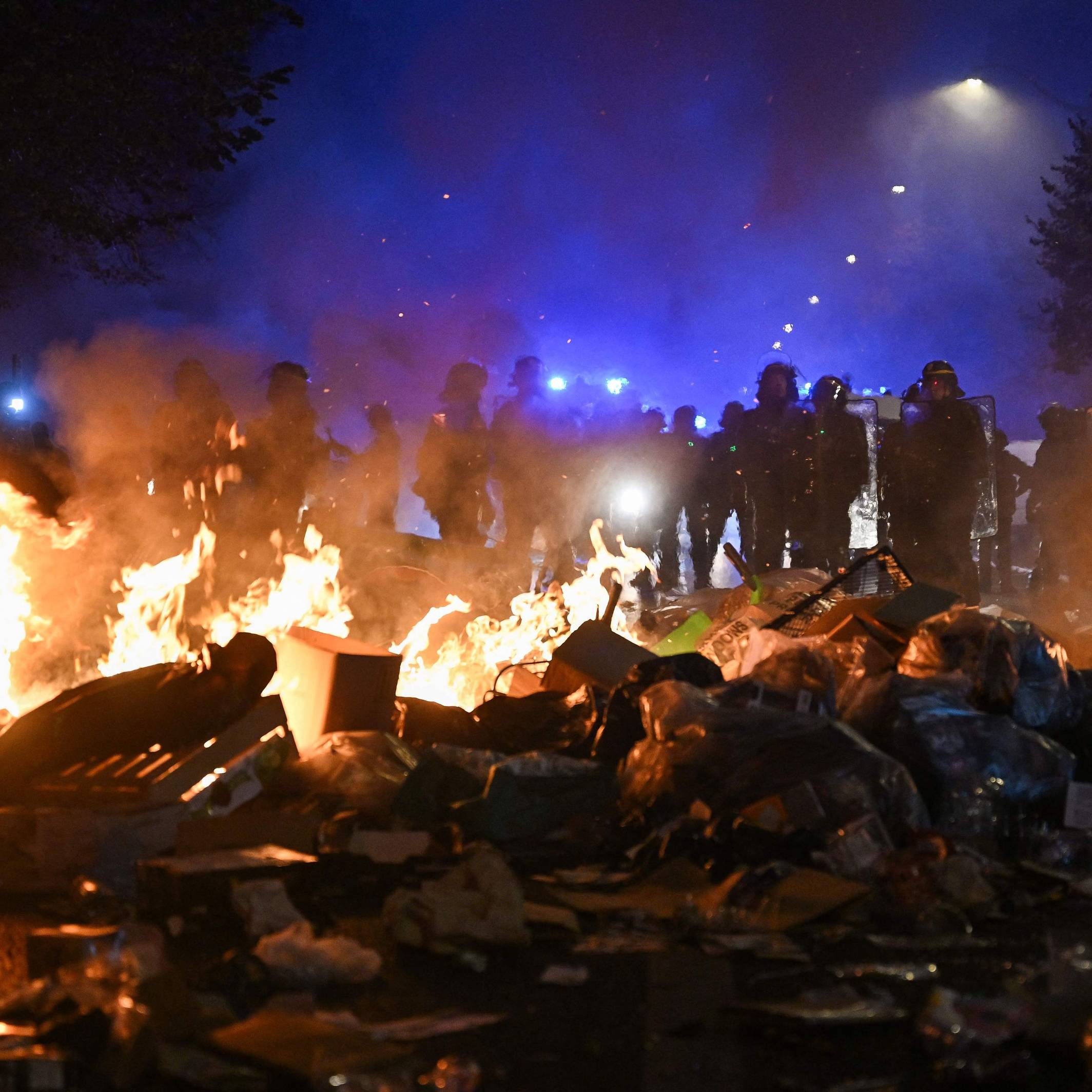Polizisten stehen am 18. Oktober hinter einem Feuer in der Nähe der Place de la République im Zentrum von Paris.