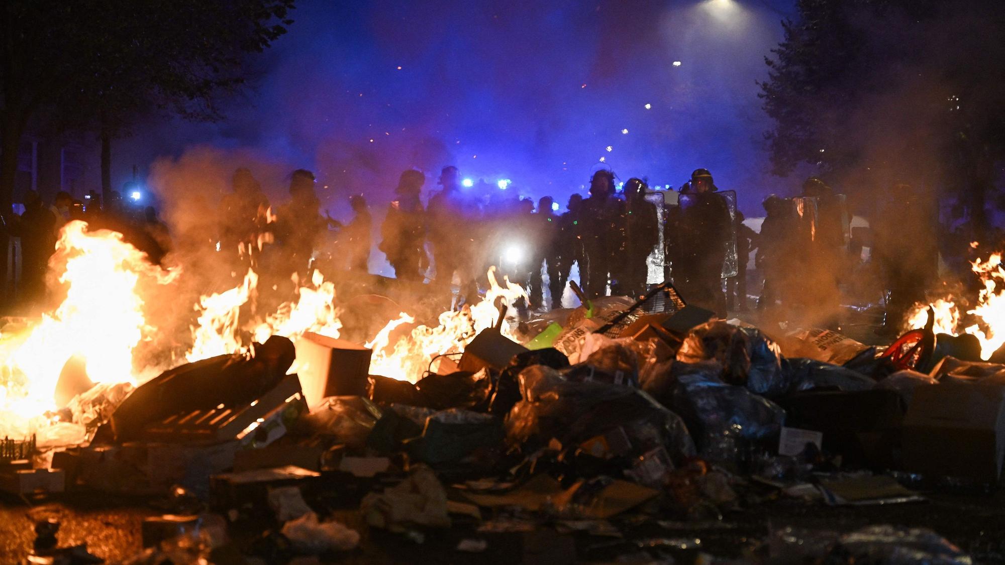 Polizisten stehen am 18. Oktober hinter einem Feuer in der Nähe der Place de la République im Zentrum von Paris.