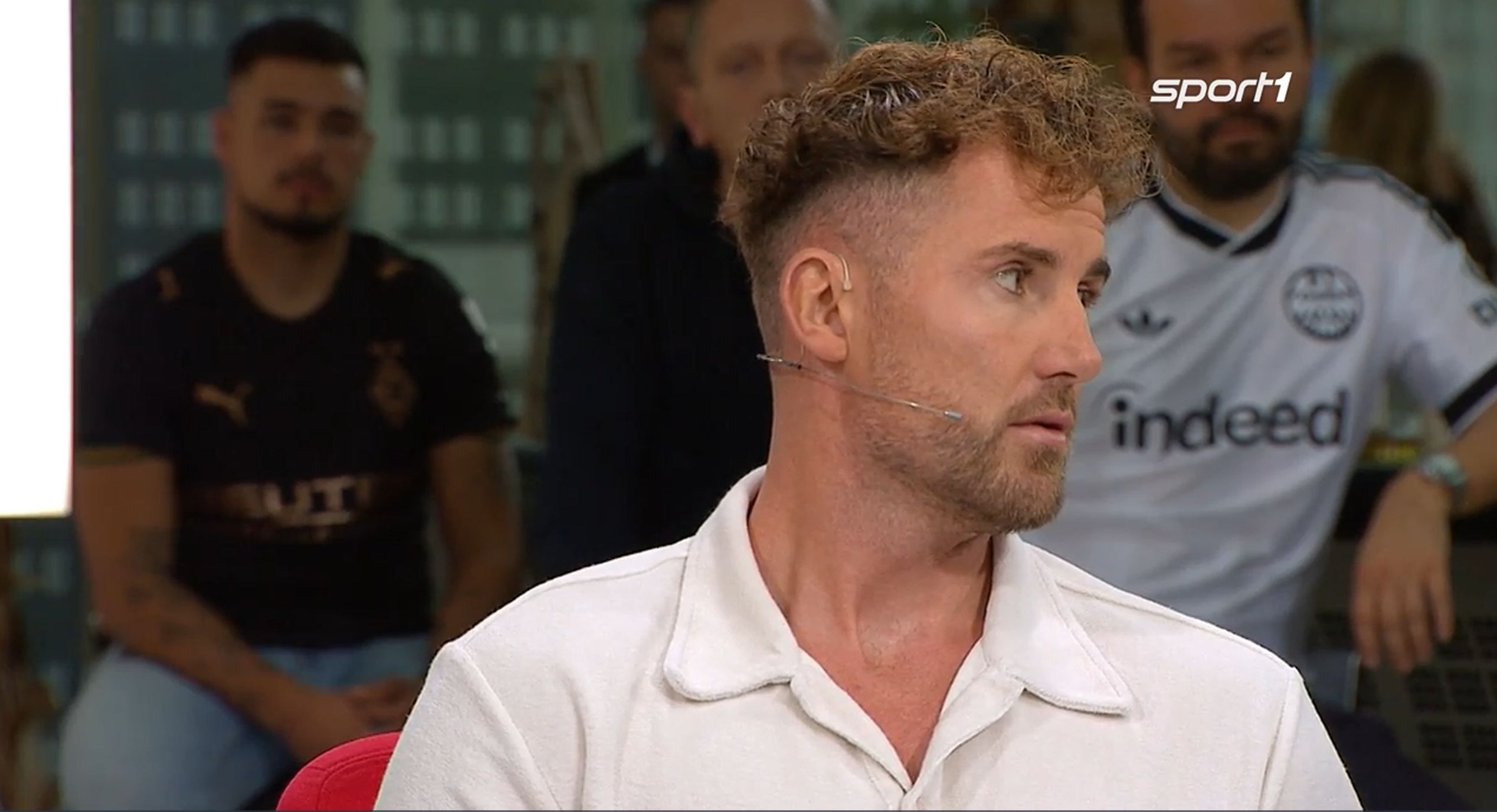 Ralf Fährmann hört seinem Sitznachbarn zu.