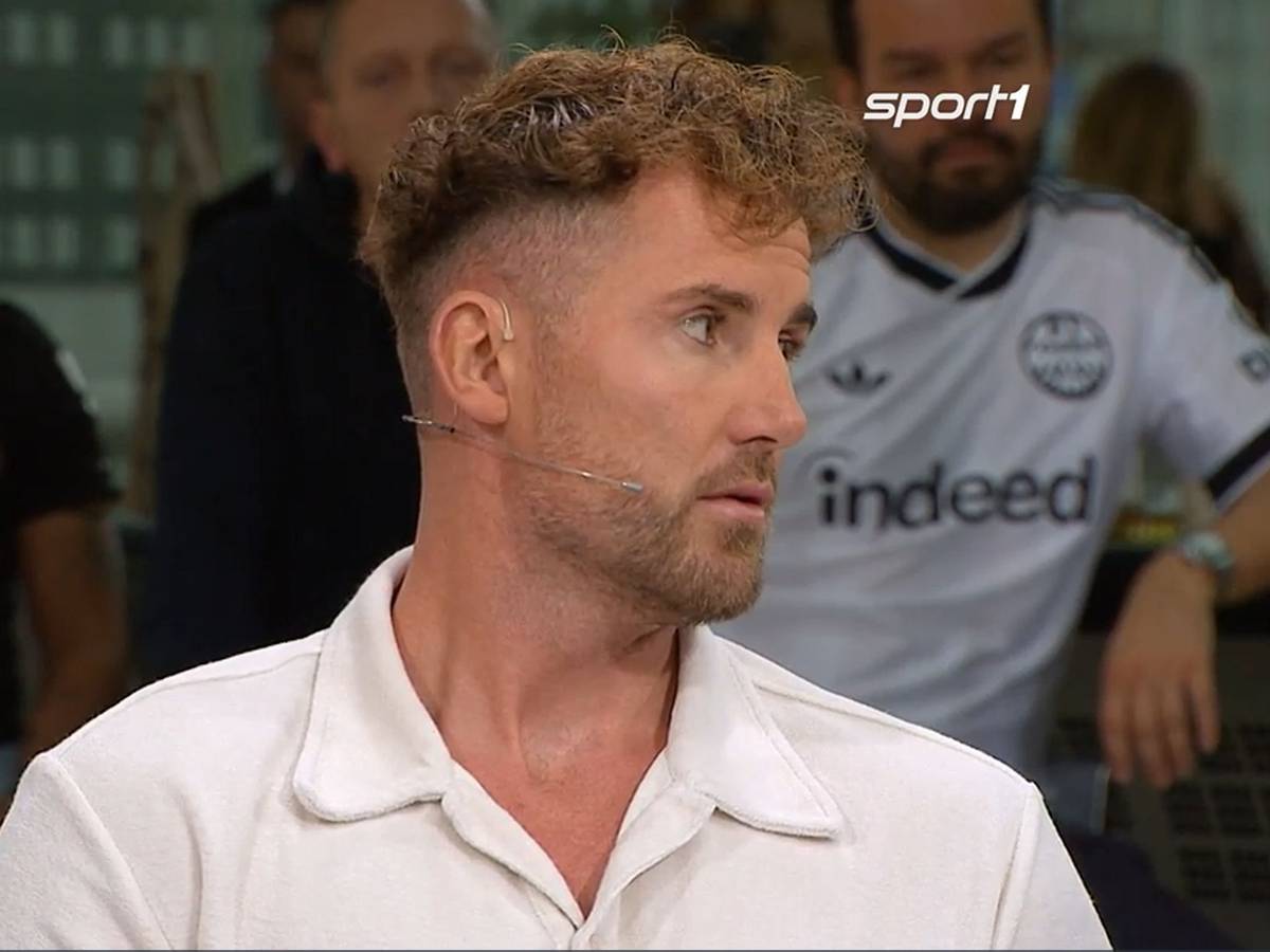 Ralf Fährmann hört seinem Sitznachbarn zu.