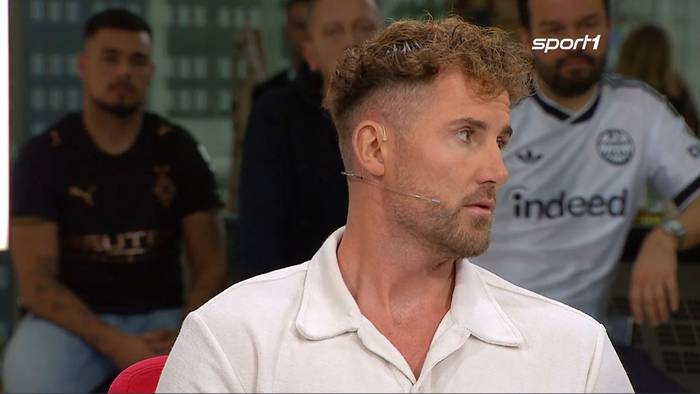 Ralf Fährmann hört seinem Sitznachbarn zu.