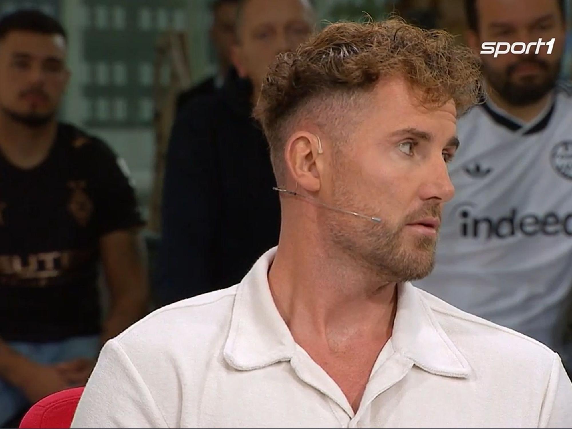 Ralf Fährmann hört seinem Sitznachbarn zu.