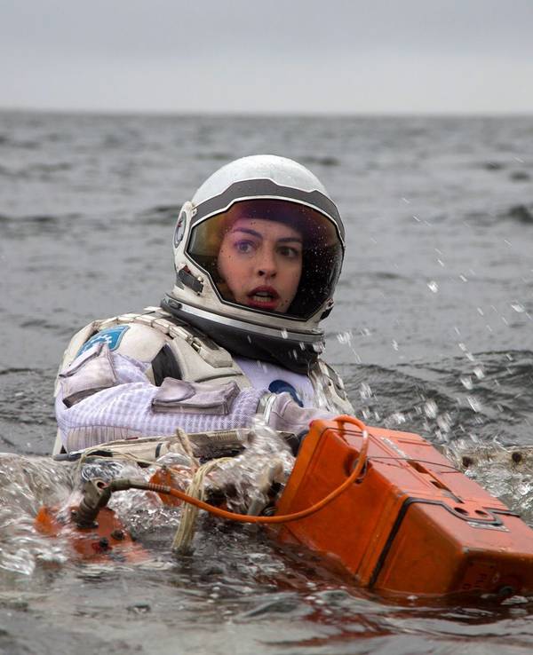 Dr. Amelia Brand (Anne Hathaway) will die Menschheit retten. (Bild: © 2014 Warner Bros./Paramount Pictures/Alle Rechte vorbehalten )
