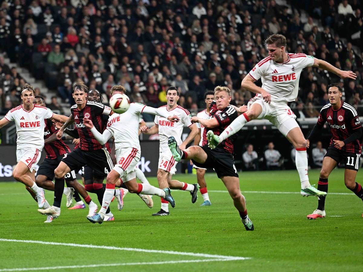 Marius Bülter bei einem Torabschluss nach einer Standardsituation.
