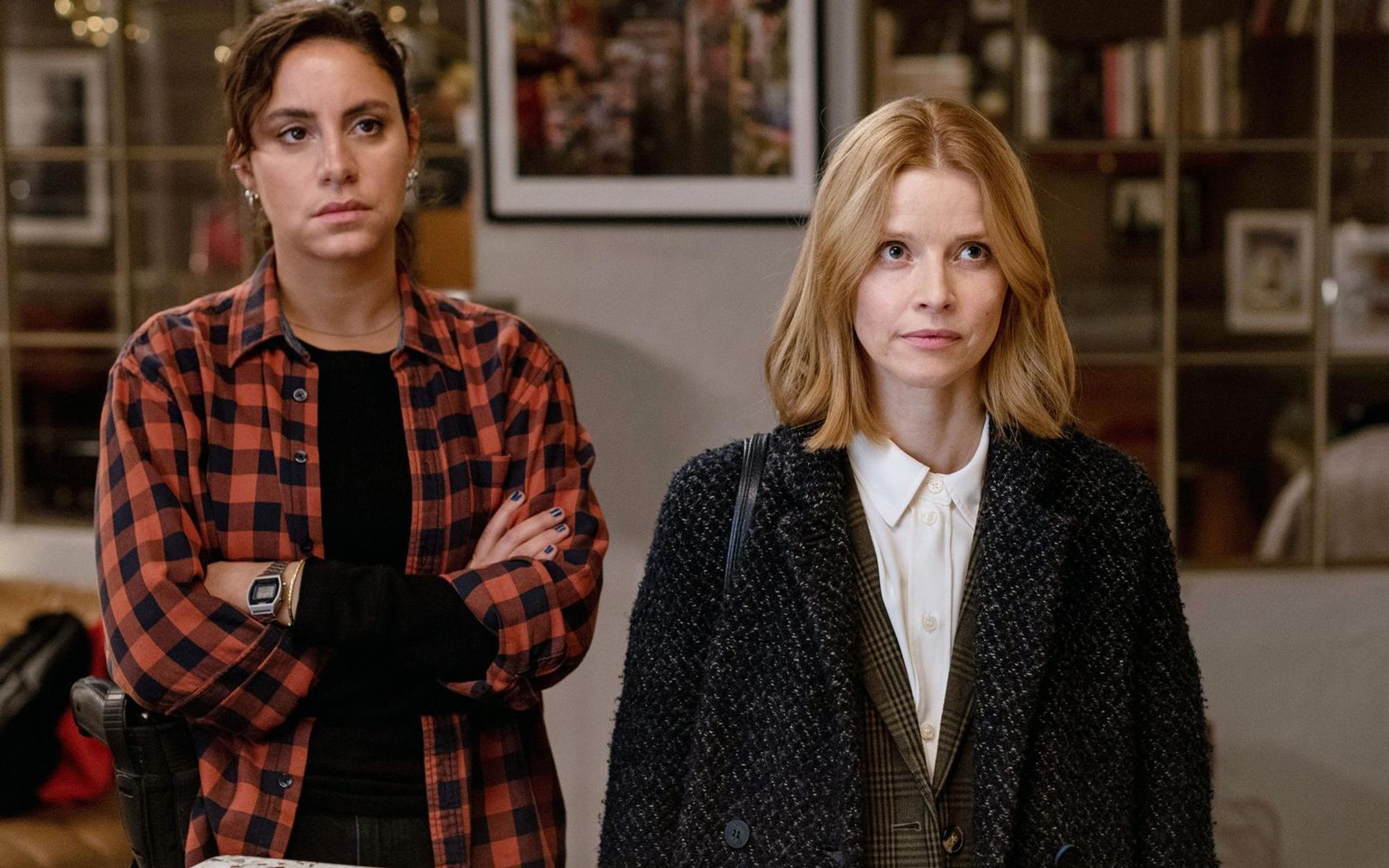 Die energisch-emotionale Mila Sahin (Almila Bagriacik, links) und die eher steife Kriminalpsychologin Elli Krieger (Karoline Schuch) kommen in Teil der doppelten Kiel-Folge „Tatort: Unter Freunden / Unter Feinden“ nun so richtig zusammen. (Bild: NDR/Thorsten Jander)