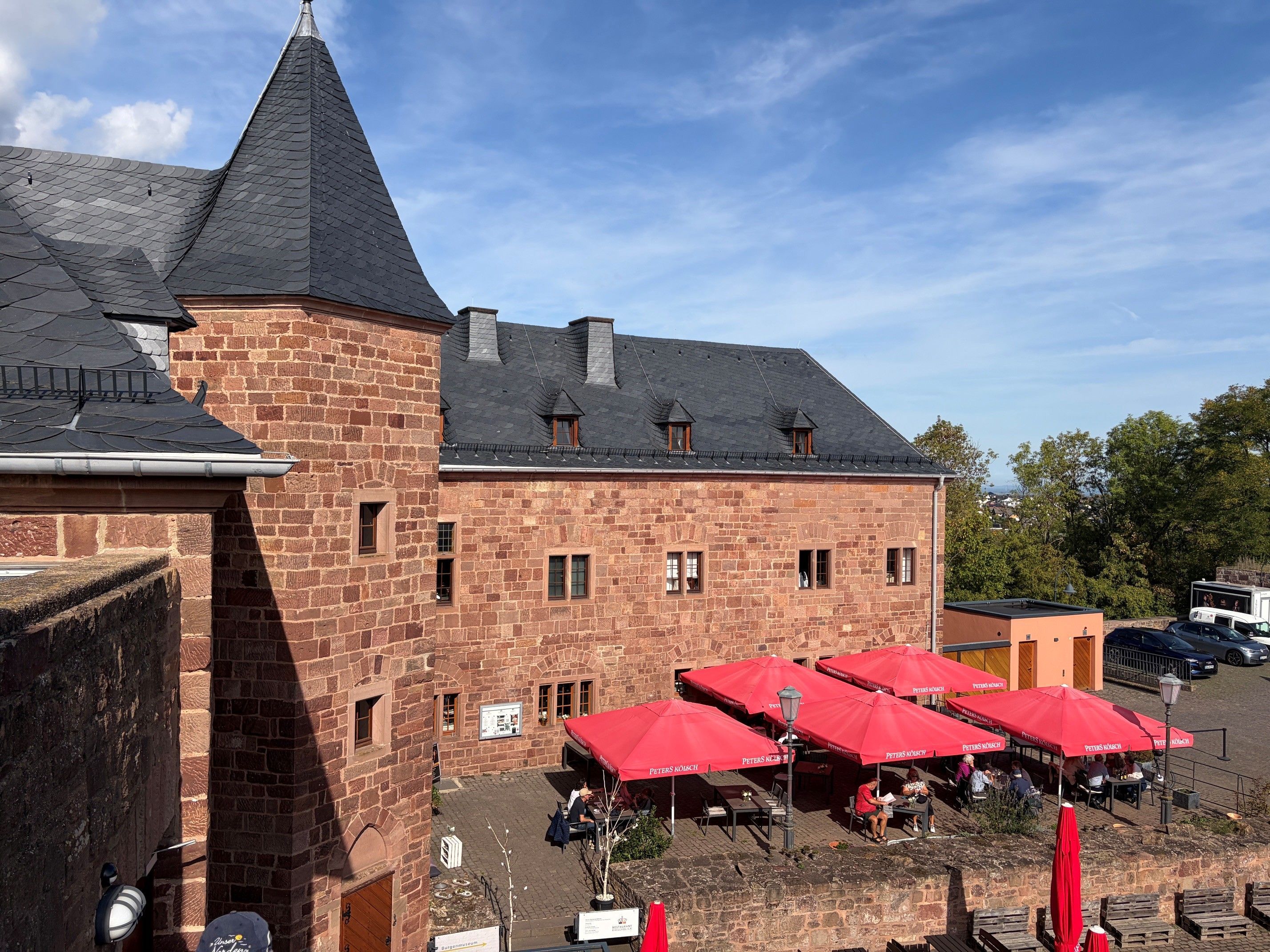 Auf der altehrwürdigen Burg Nideggen schlägt Gastronom Herbert Brockel ein neues Kapitel auf.