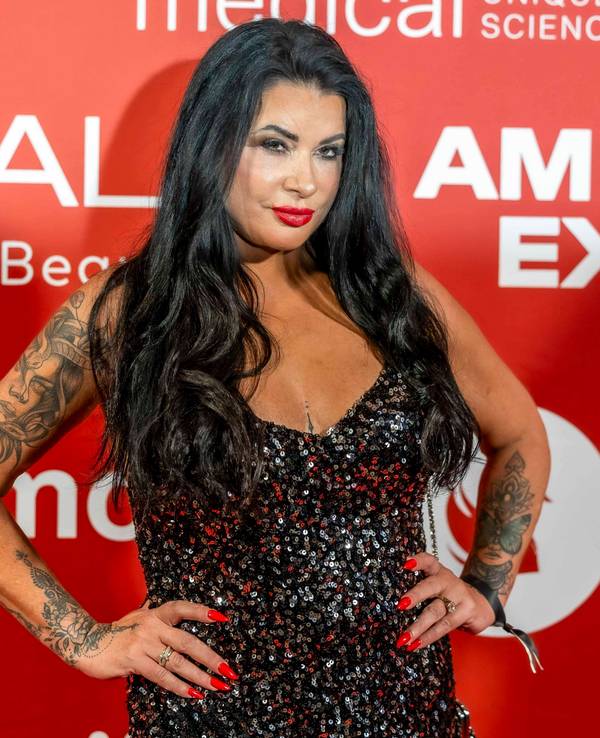Iris Klein trägt ein schwarzes Glitzerkleid und posiert für Fotos.
