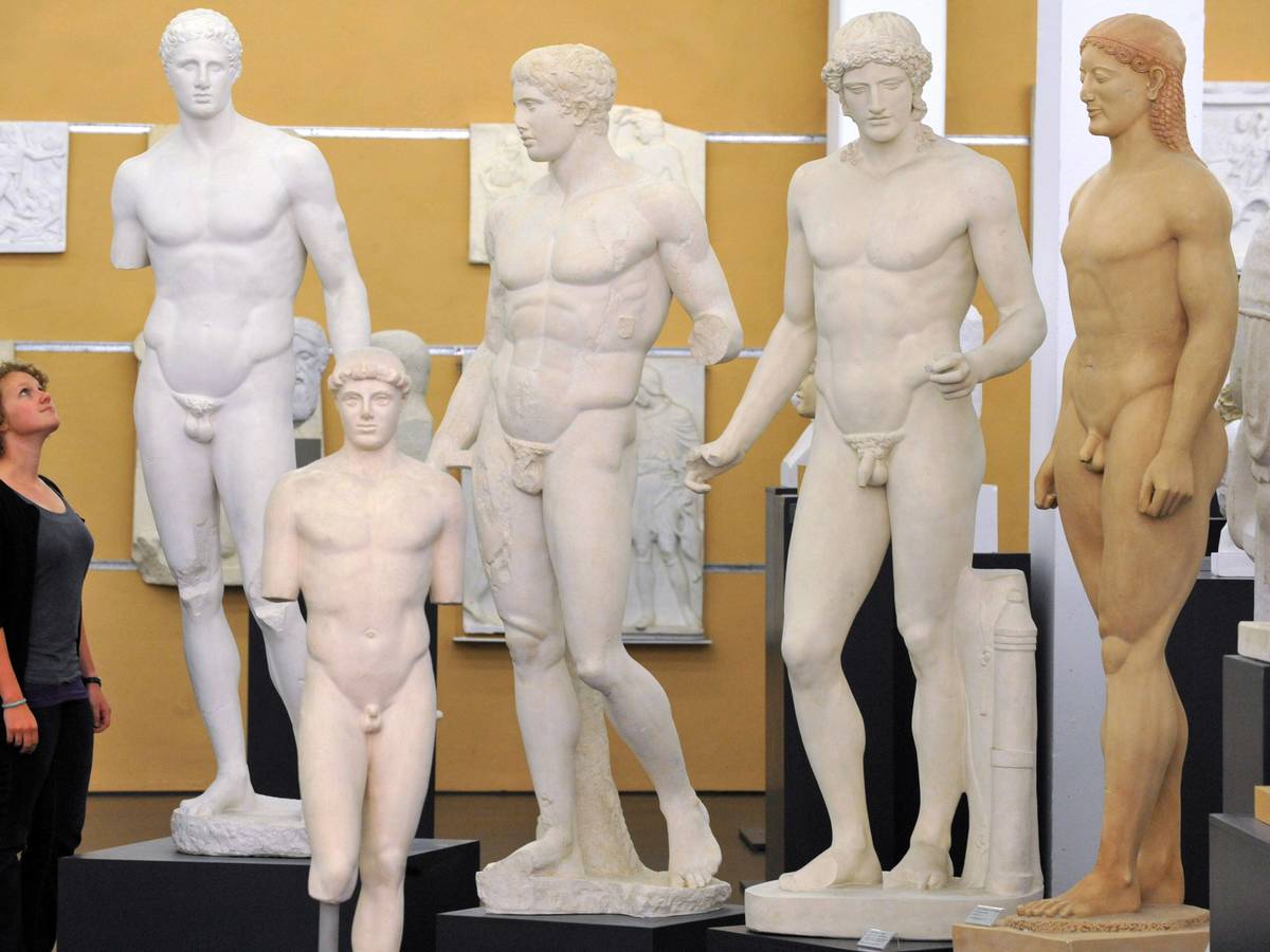 Gipsabgüsse von antiken Statuen der Archäologischen Sammlung der Universität Freiburg.