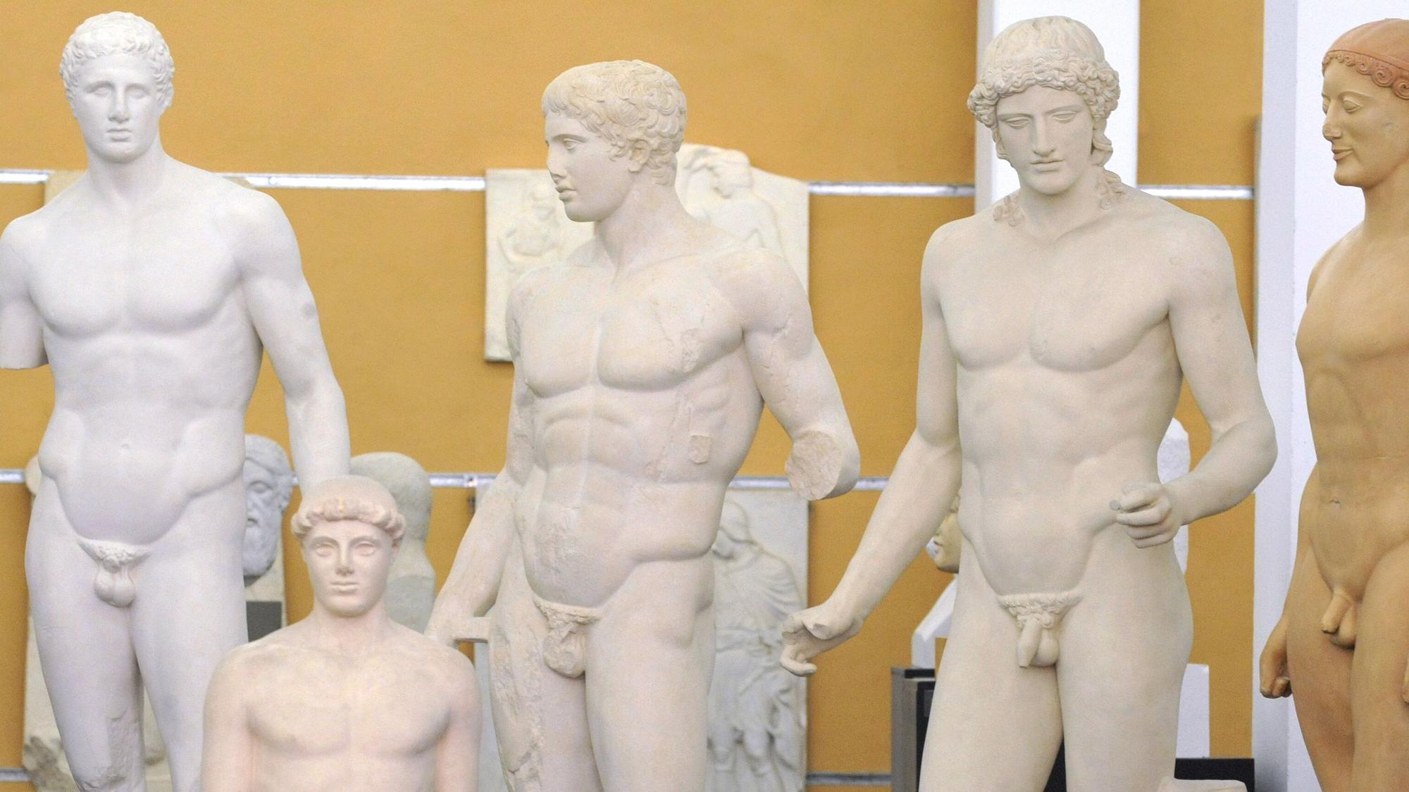 Gipsabgüsse von antiken Statuen der Archäologischen Sammlung der Universität Freiburg.