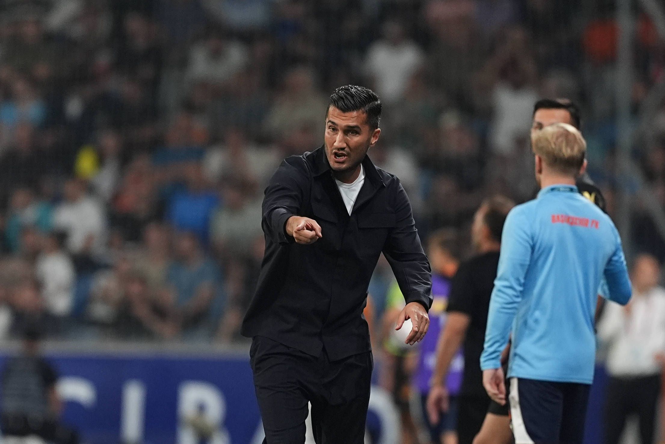 Nuri Sahin gestikuliert an der Seitenlinie.