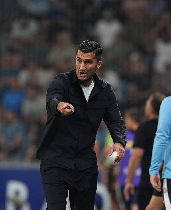 Nuri Sahin gestikuliert an der Seitenlinie.