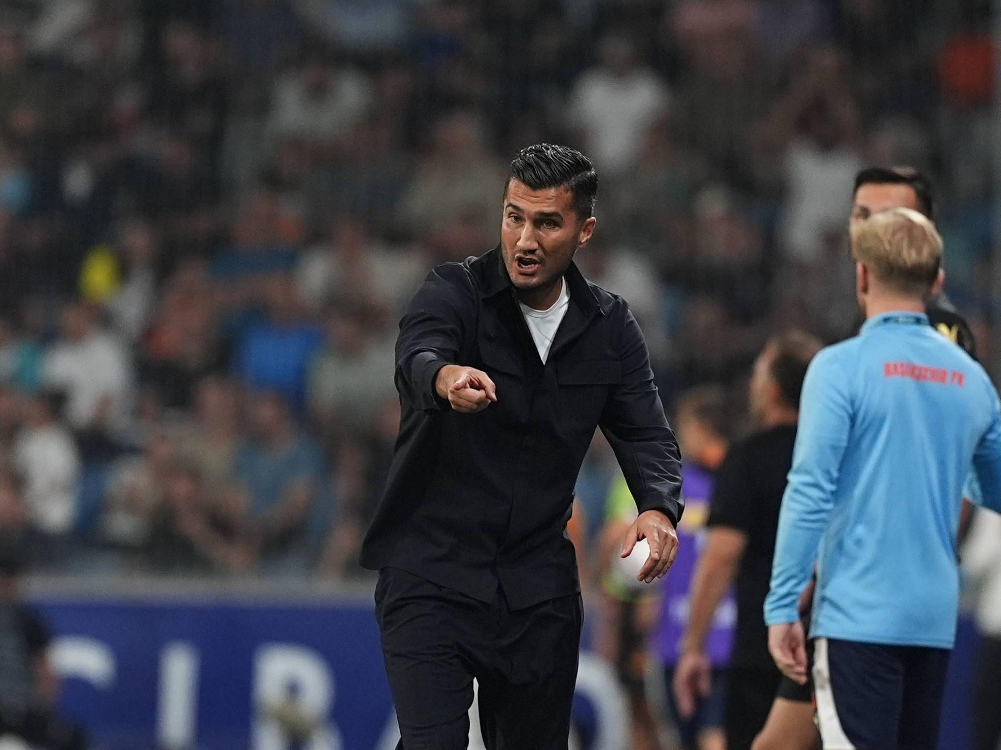 Nuri Sahin gestikuliert an der Seitenlinie.