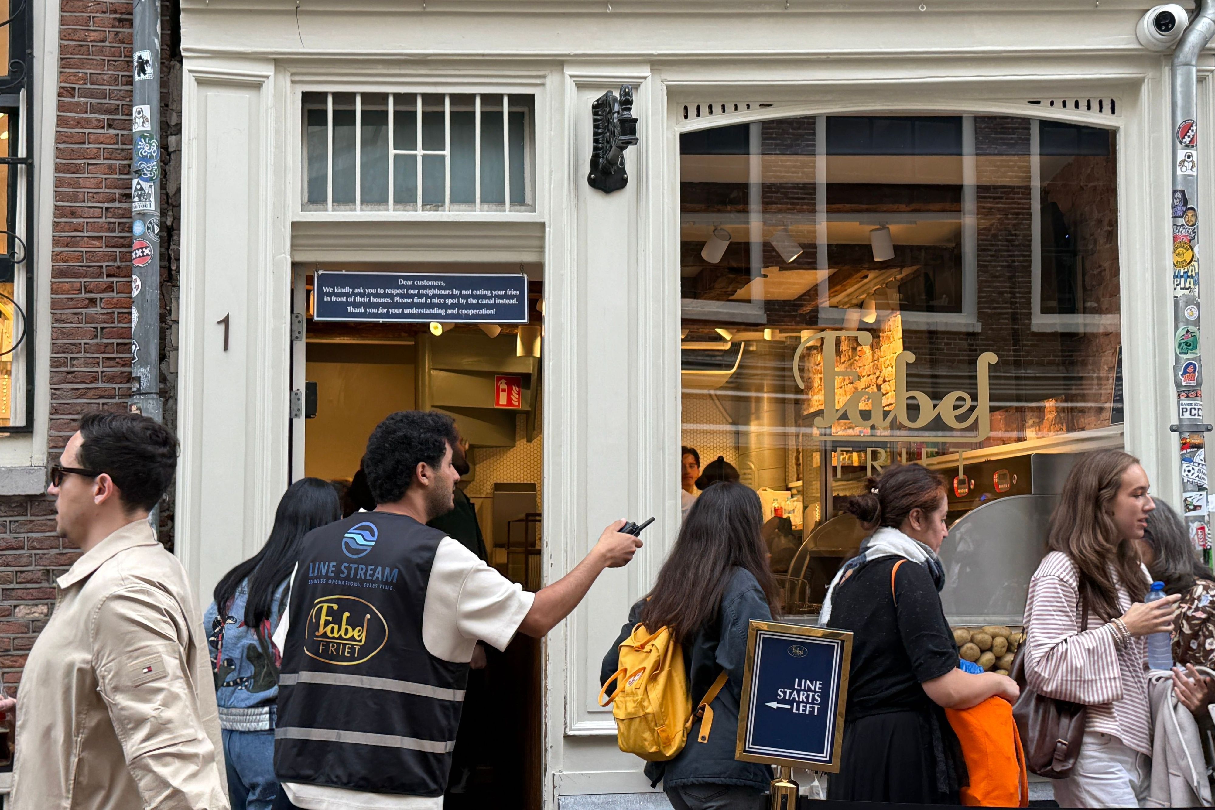 Fabel-Friet im Zentrum von Amsterdam wird von Kunden und Kundinnen belagert. der Fritten-Laden ist seit Jahren ein absoluter Hotspot für Touristen.
