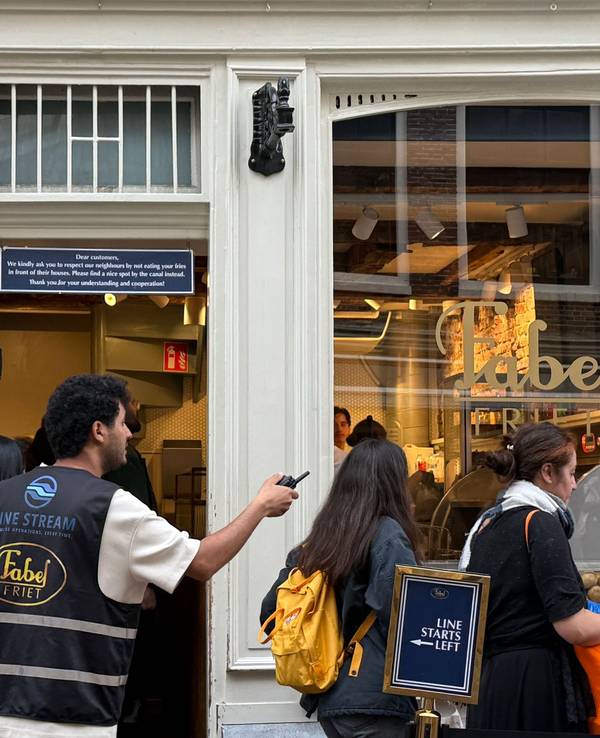 Fabel-Friet im Zentrum von Amsterdam wird von Kunden und Kundinnen belagert. der Fritten-Laden ist seit Jahren ein absoluter Hotspot für Touristen.