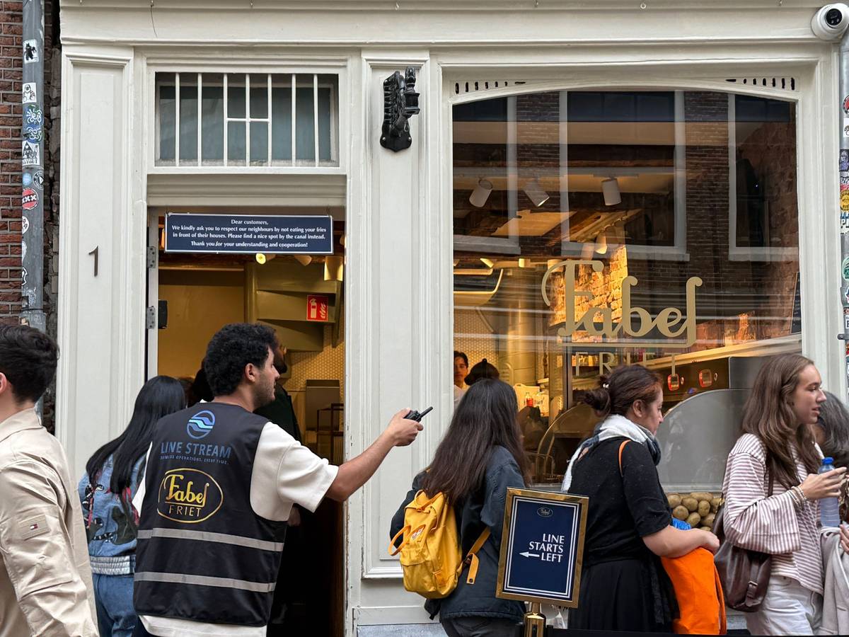Fabel-Friet im Zentrum von Amsterdam wird von Kunden und Kundinnen belagert. der Fritten-Laden ist seit Jahren ein absoluter Hotspot für Touristen.