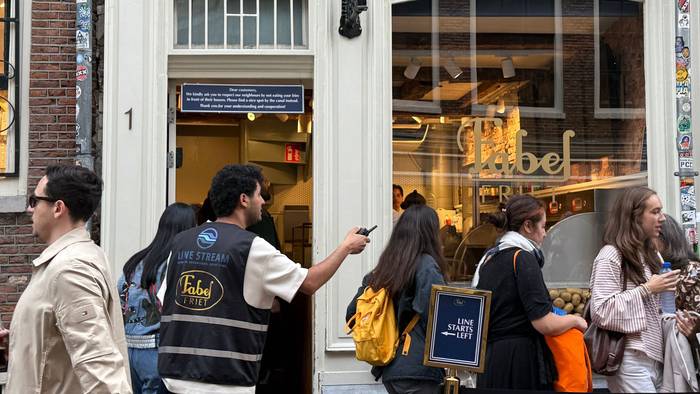 Fabel-Friet im Zentrum von Amsterdam wird von Kunden und Kundinnen belagert. der Fritten-Laden ist seit Jahren ein absoluter Hotspot für Touristen.