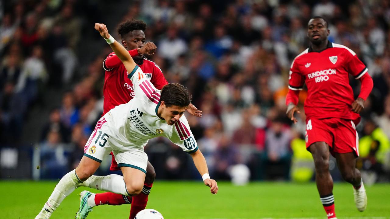 Arda Güler wird gefoult.
