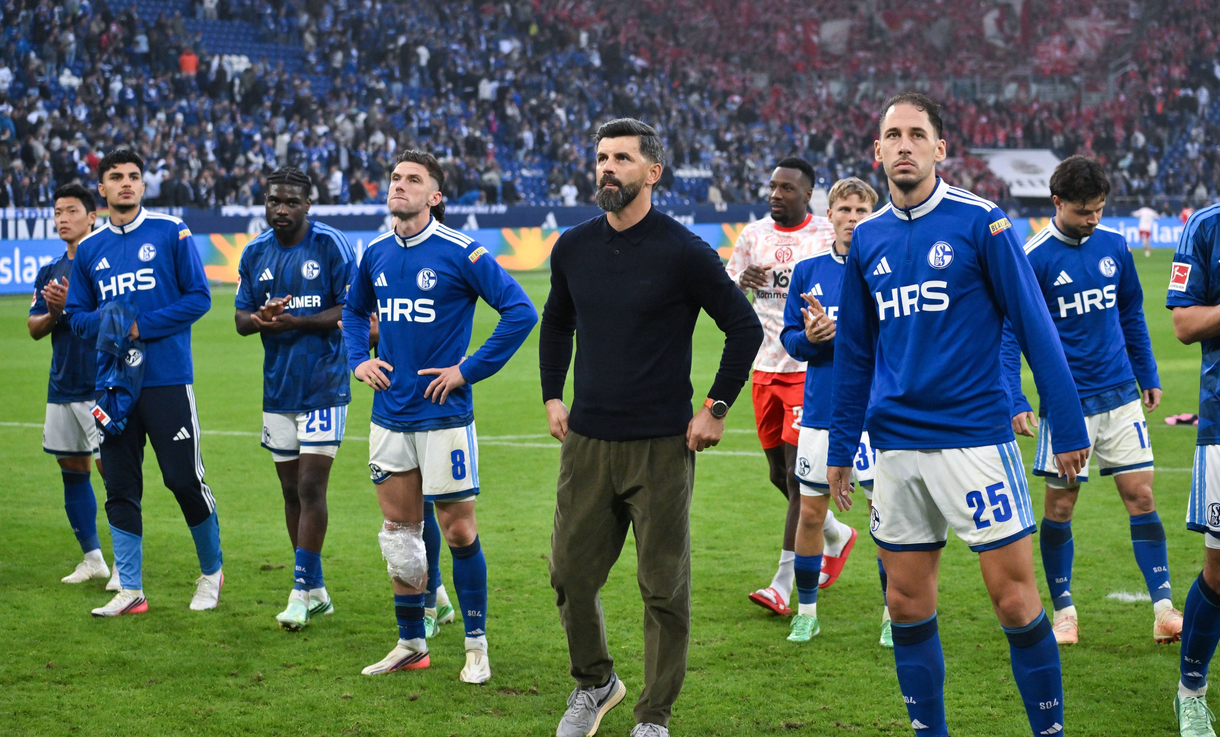 Trainer Miron Muslic und seine Mannschaft stehen vor den Schalke-Fans.