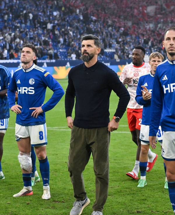 Trainer Miron Muslic und seine Mannschaft stehen vor den Schalke-Fans.