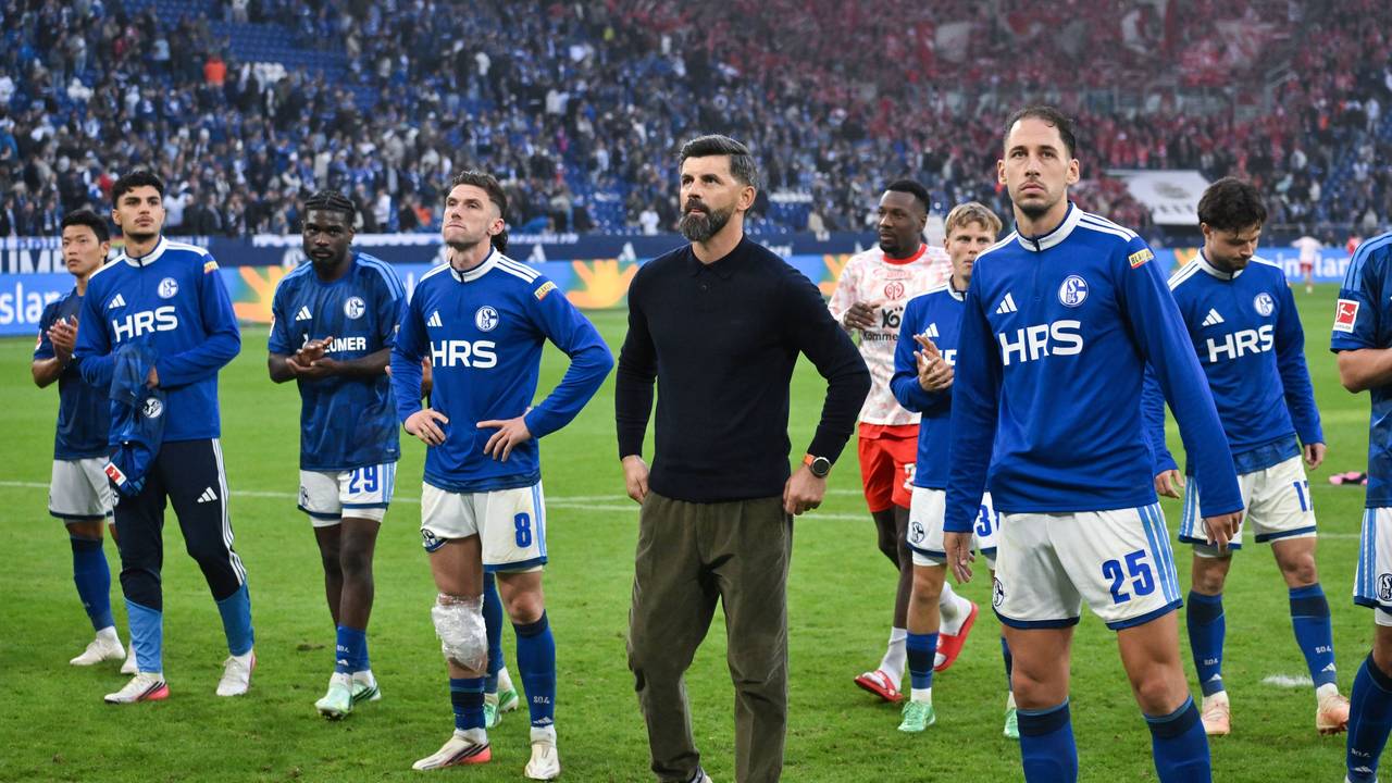 Trainer Miron Muslic und seine Mannschaft stehen vor den Schalke-Fans.