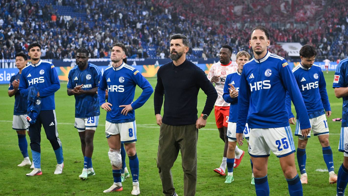 Trainer Miron Muslic und seine Mannschaft stehen vor den Schalke-Fans.