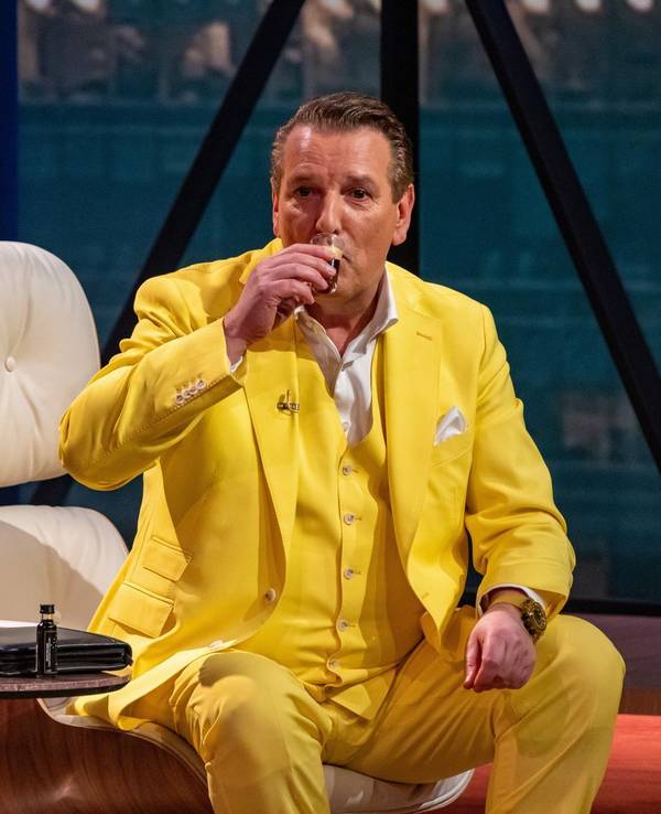 Ralf Dümmel trinkt eigentlich keinen Alkohol. Doch für „Kölsche Koks“ macht er eine Ausnahme. (Bild: RTL / Bernd-Michael Maurer)