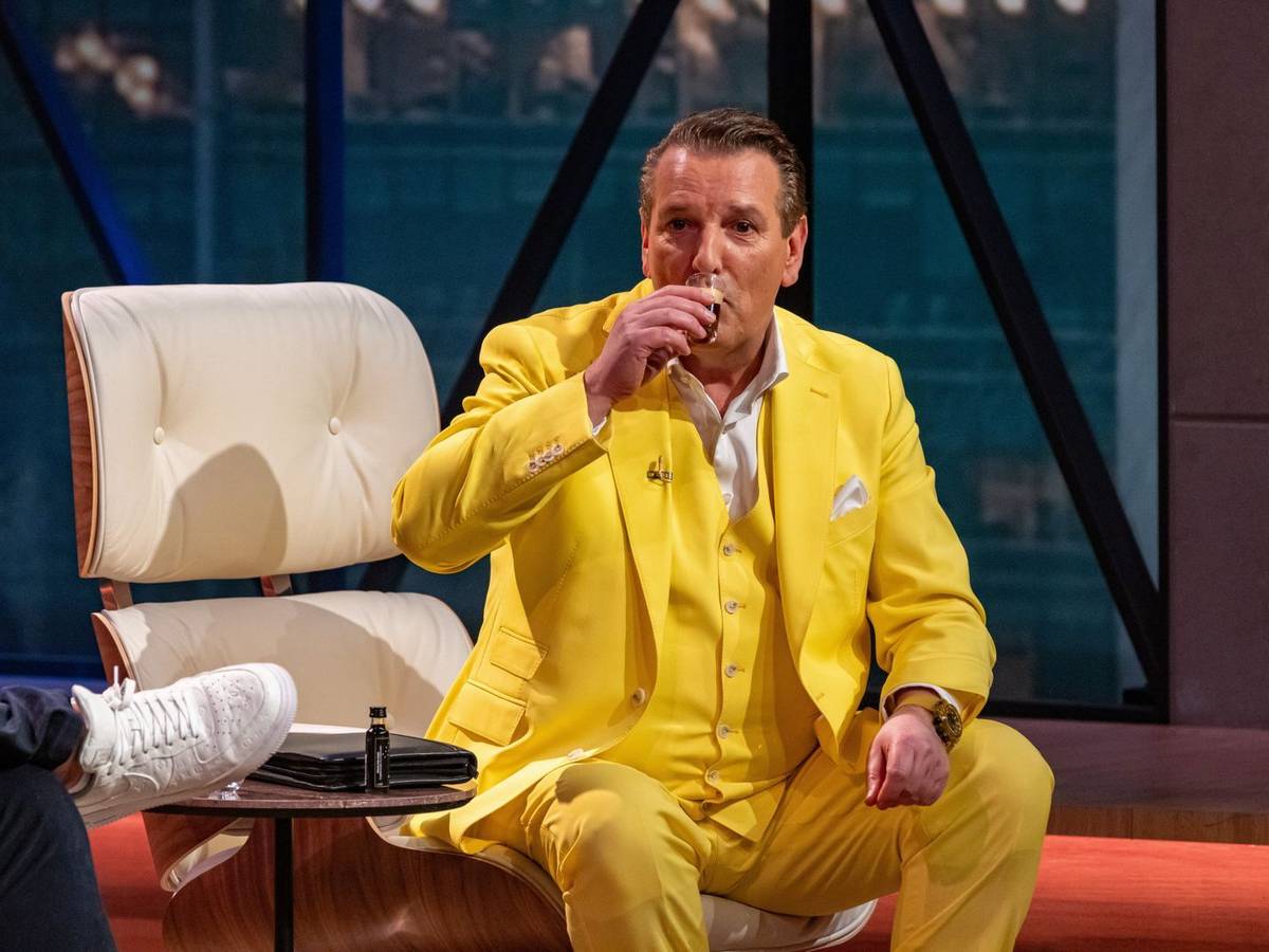 Ralf Dümmel trinkt eigentlich keinen Alkohol. Doch für „Kölsche Koks“ macht er eine Ausnahme. (Bild: RTL / Bernd-Michael Maurer)