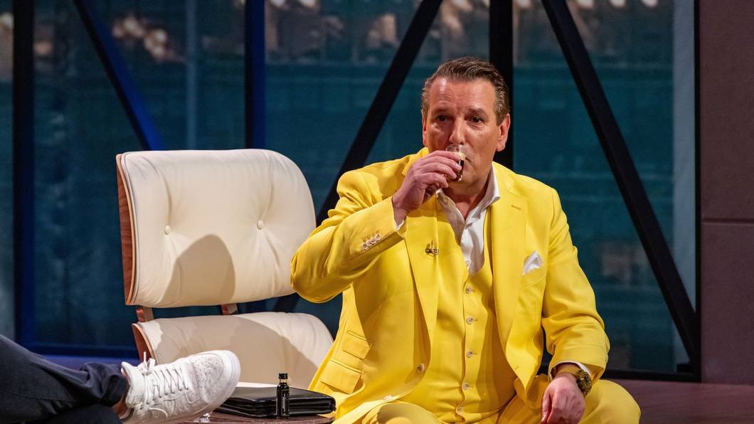 Ralf Dümmel trinkt eigentlich keinen Alkohol. Doch für „Kölsche Koks“ macht er eine Ausnahme. (Bild: RTL / Bernd-Michael Maurer)