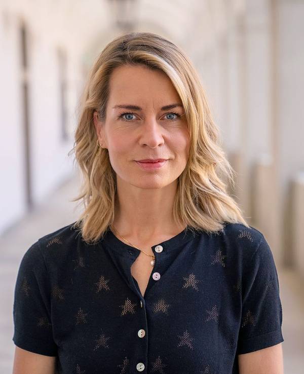 „Tagesthemen“-Moderatorin Jessy Wellmer fragt nach, wie das Beamtentum reformiert werden könnte. (Bild: NDR/beckground tv/Tom Schünemann)