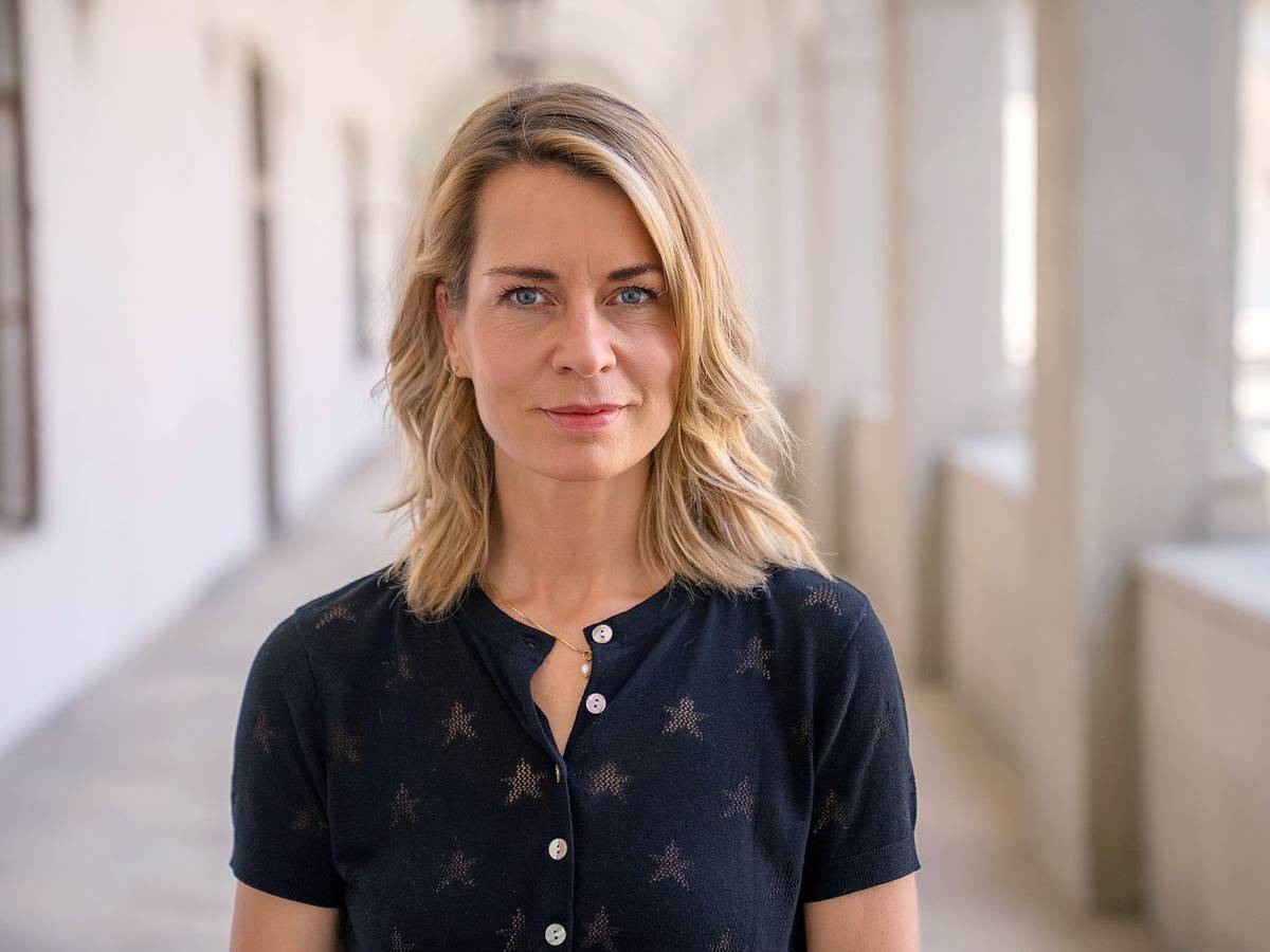 „Tagesthemen“-Moderatorin Jessy Wellmer fragt nach, wie das Beamtentum reformiert werden könnte. (Bild: NDR/beckground tv/Tom Schünemann)