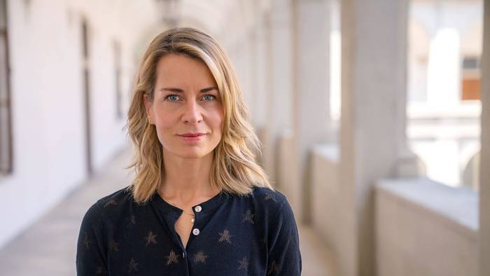 „Tagesthemen“-Moderatorin Jessy Wellmer fragt nach, wie das Beamtentum reformiert werden könnte. (Bild: NDR/beckground tv/Tom Schünemann)