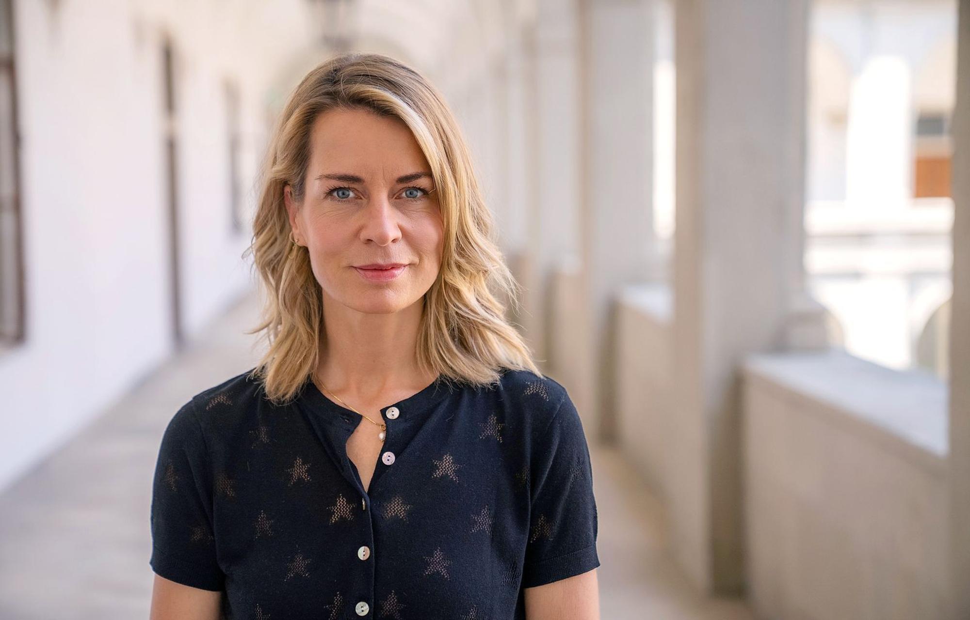 „Tagesthemen“-Moderatorin Jessy Wellmer fragt nach, wie das Beamtentum reformiert werden könnte. (Bild: NDR/beckground tv/Tom Schünemann)