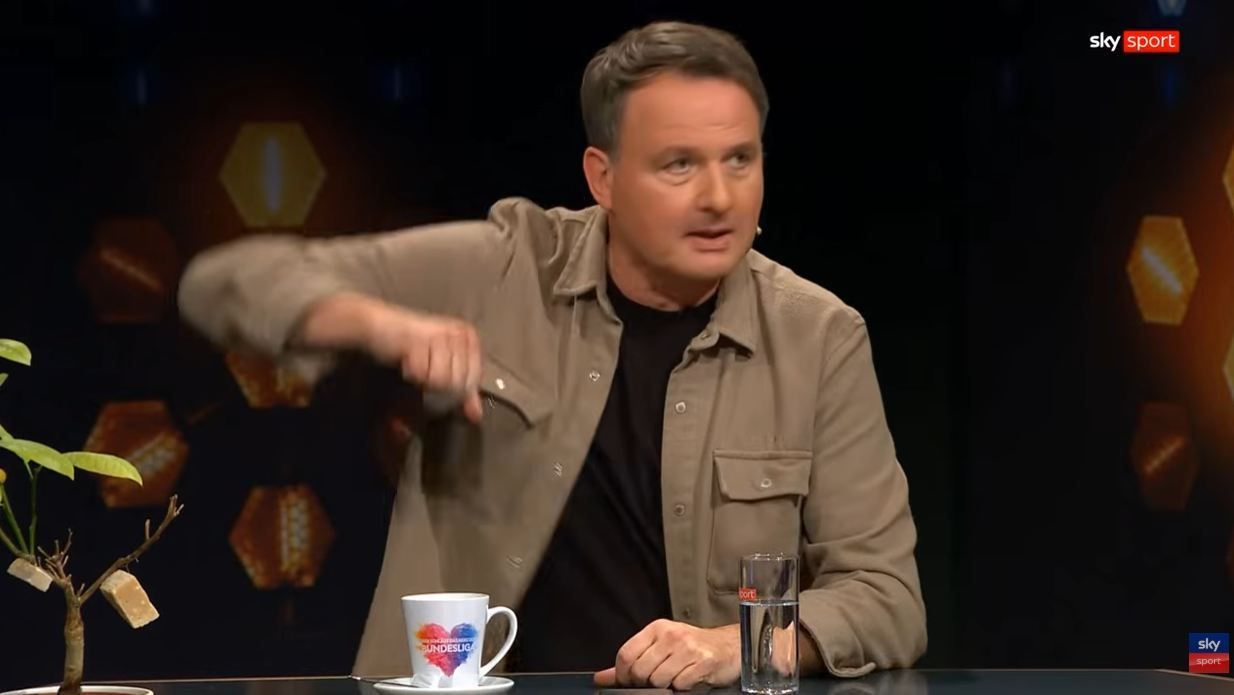 Thomas Wagner macht einen Ellbogenschlag nach.