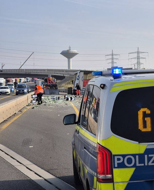 Die Polizei hat eine Unfallstelle mit einem Fahrzeug abgesperrt.