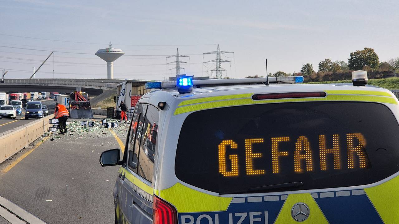 Die Polizei hat eine Unfallstelle mit einem Fahrzeug abgesperrt.