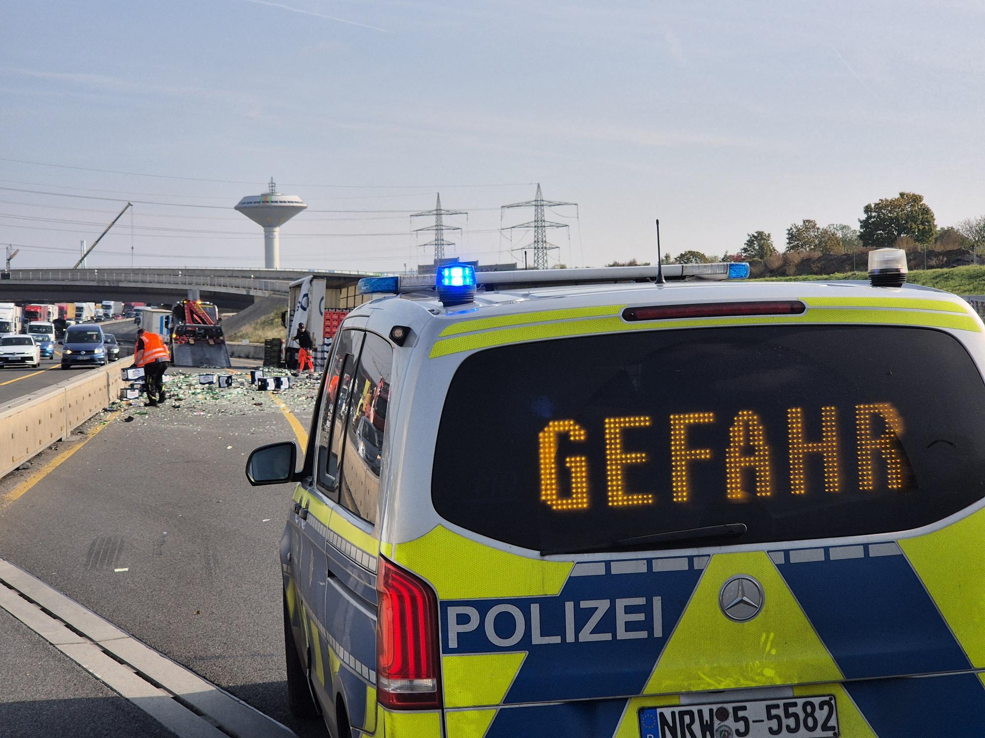 Die Polizei hat eine Unfallstelle mit einem Fahrzeug abgesperrt.