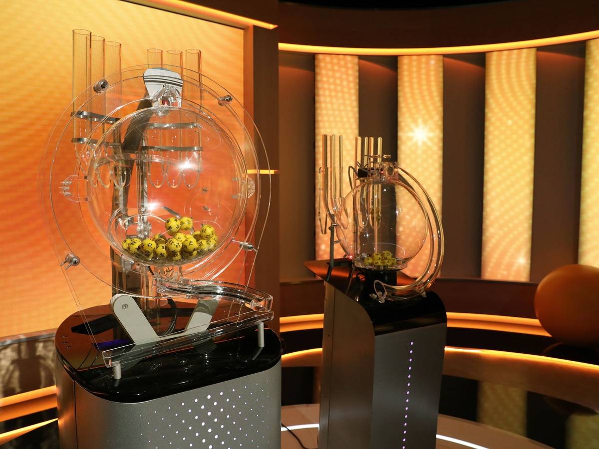 Ziehungsmaschine mit gelben Lotteriekugeln im Eurojackpot-Fernsehstudio.