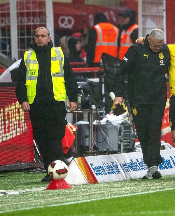 Karetsas der verletzt vom Platz läuft.