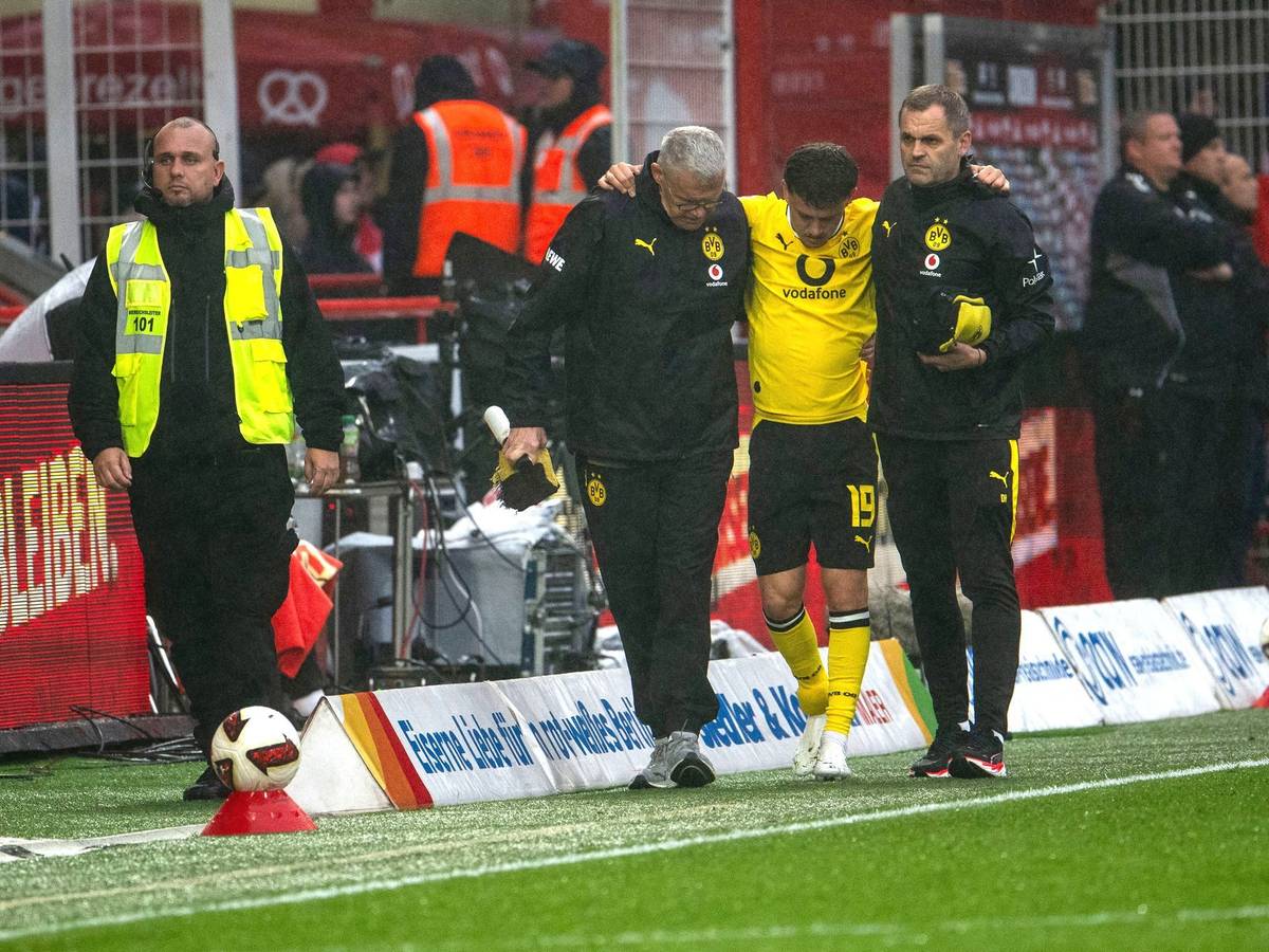 Karetsas der verletzt vom Platz läuft.