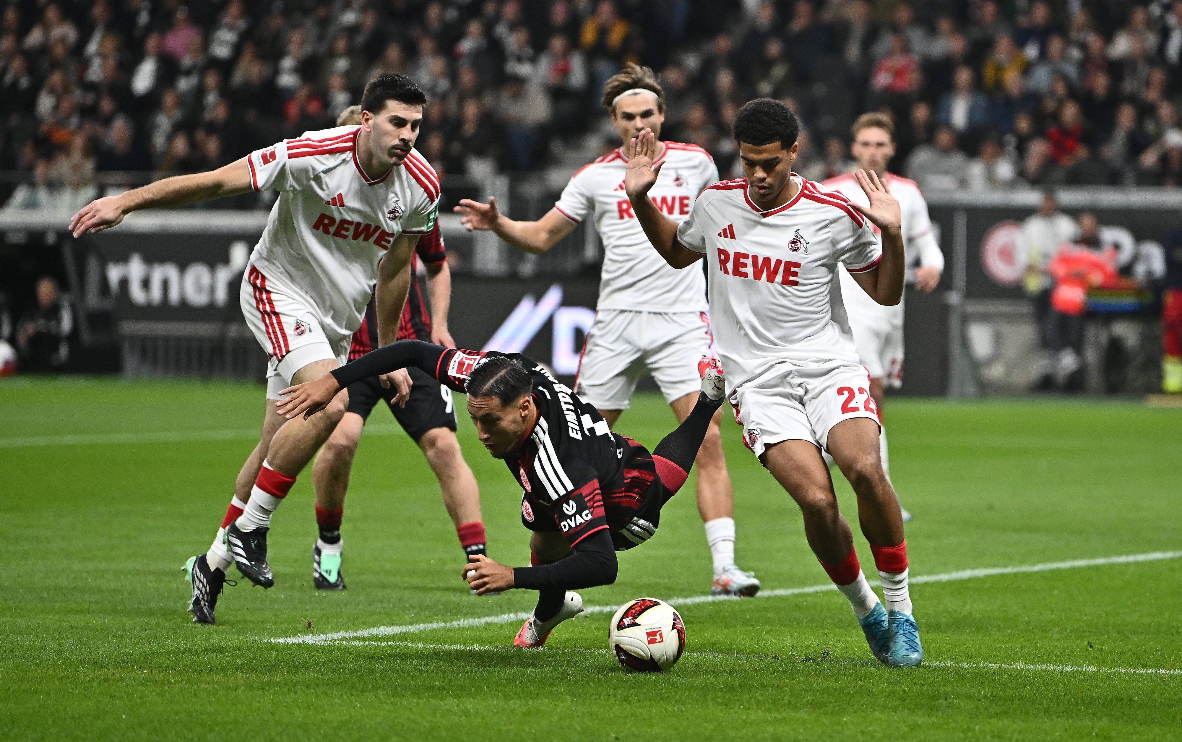 Duell um den Ball zwischen Younes Ebnoutalib und der Abwehr des 1. FC Köln.