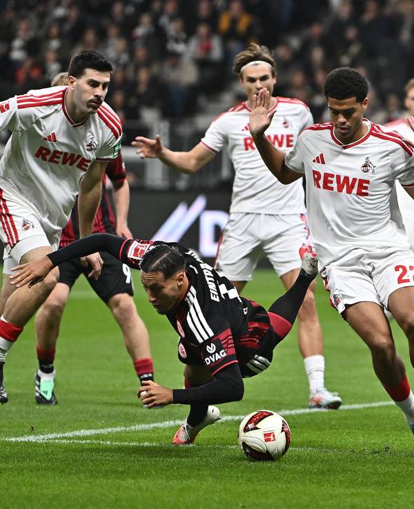 Duell um den Ball zwischen Younes Ebnoutalib und der Abwehr des 1. FC Köln.