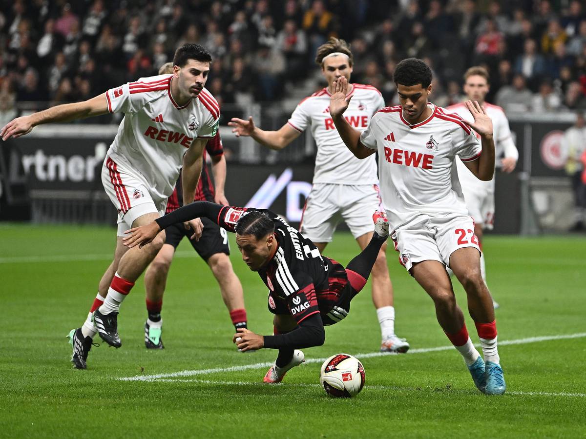 Duell um den Ball zwischen Younes Ebnoutalib und der Abwehr des 1. FC Köln.